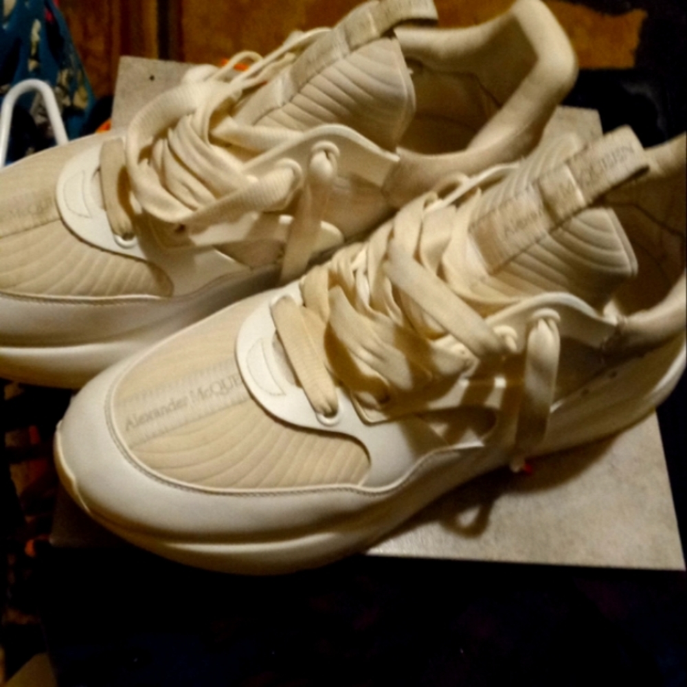 Alexander mqueens size 101/2